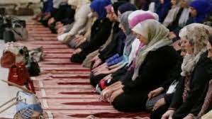   الإفتاء توضح حكم إمامة المرأة للنساء فى الصلاة