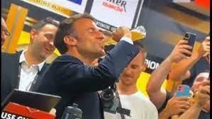   احتفالا بفوز فريقة.. الرئيس الفرنسي يشرب زجاجة بيرة دفعة واحدة