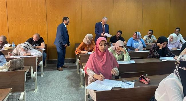 نائب رئيس جامعة أسوان يتابع امتحانات كلية التربية