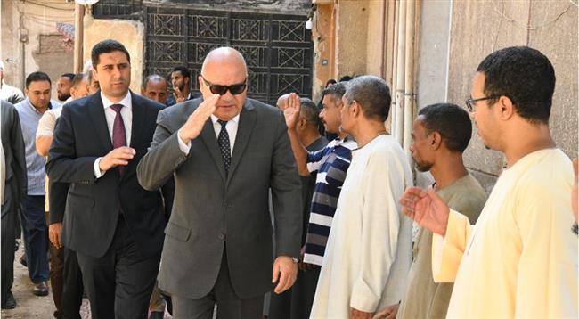 محافظ قنا يقدم واجب العزاء لأسرة العامل الذي توفي إثر حادث حريق محطة وقود المعنا