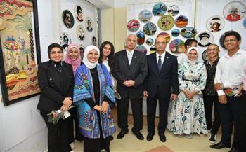 رئيس جامعة أسيوط يفتتح المعرض الفني بكلية التربية النوعية