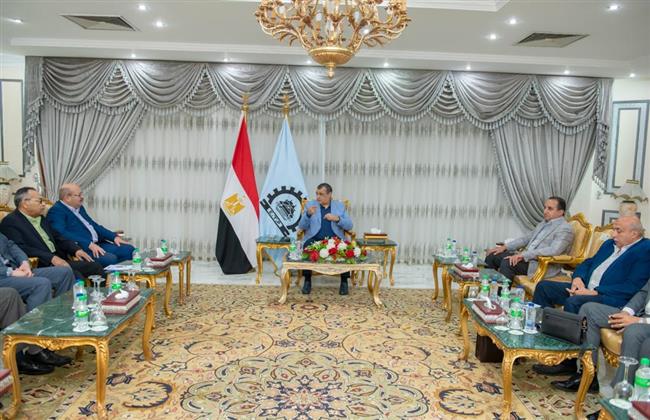 وزير الإنتاج الحربي يشهد إجراءات التشغيل التجريبي لعدد من منتجات مصنع إنتاج وإصلاح المدرعات