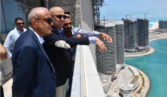 وزير الإسكان يتفقد عددا من مشروعات مدينة العلمين الجديدة
