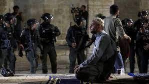   الاحتلال يطرد الفلسطينيين المعتكفين من المسجد الأقصى