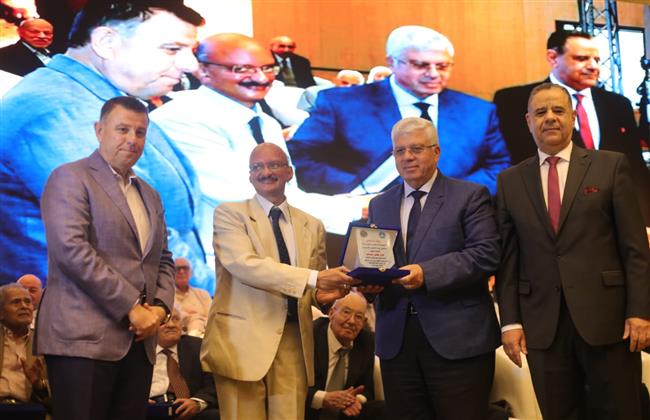 وزير التعليم العالي يفتتح فعاليات المؤتمر العلمي لهندسة عين شمس.. ويكرم رواد الكلية من الأساتذة 