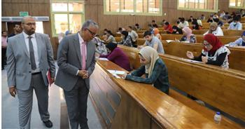 رئيس جامعة جنوب الوادي يتفقد امتحانات الجامعة الأهلية