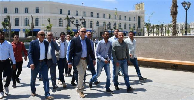 بالصور.. وزير الإسكان في "الداون تاون" و"الحى اللاتيني" 