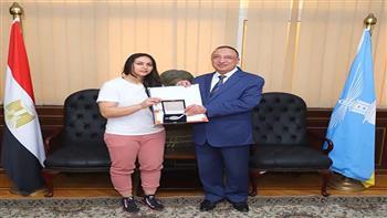 محافظ الإسكندرية يكرم عدد من النماذج المضيئة بالإسكندرية 