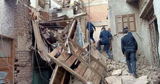 بالصور والأسماء.. مصرع وإصابة 6 أشخاص في انهيار منزل في قنا 