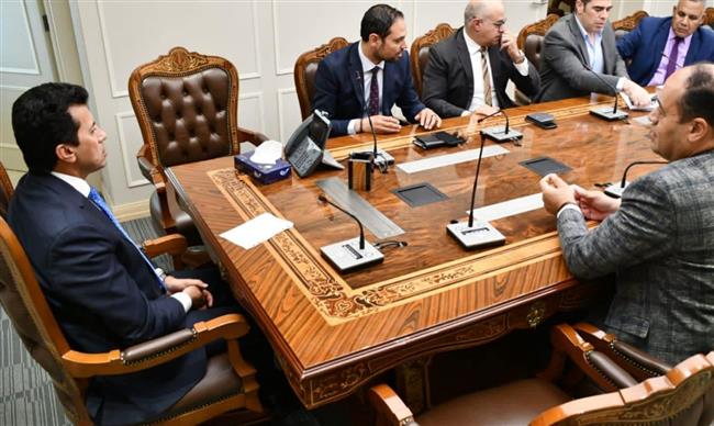 وزير الرياضة يبحث خطة تطوير مدرسة الموهوبين 