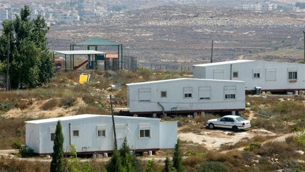 الاحتلال يجرف أرضًا فلسطينية وينصب "كرفانات" تمهيدًا لتحويلها لمُستوطنة