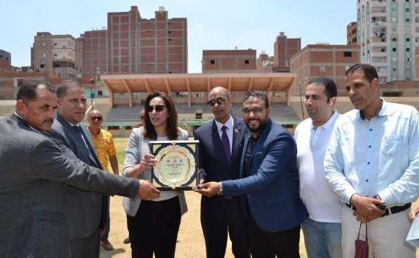 نائب محافظ البحيرة تكرم لاعبى فريق مركز شباب ايتاى البارود الخماسى لكرة القدم 