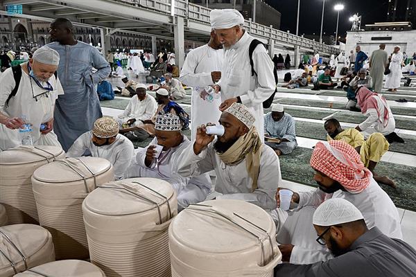 400 طن من ماء زمزم لضيوف الرحمن بالمسجد النبوي يوميًا في موسم الحج