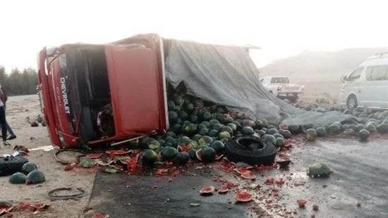 صور.. انقلاب سيارة محملة بالبطيخ بصحراوي قنا