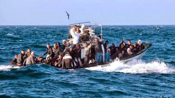 50 مهاجرا على متن سفينة بالبحر المتوسط على وشك الغرق.. التفاصيل