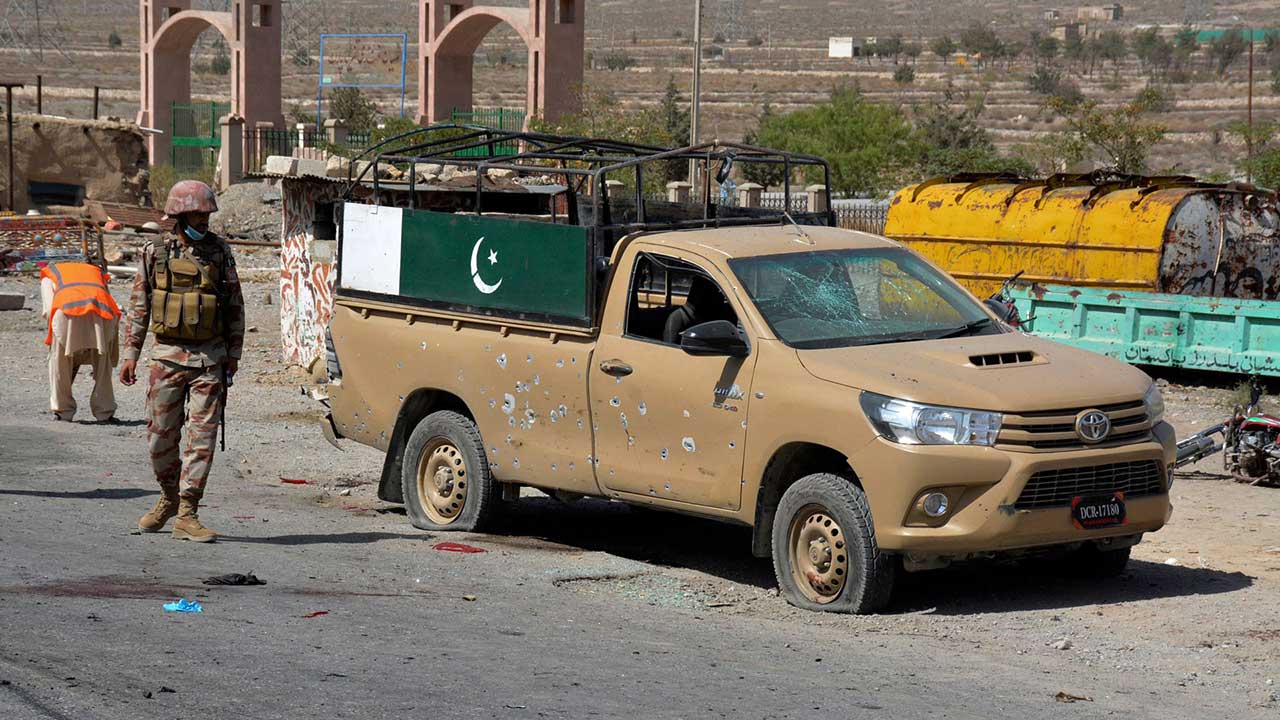 مقتل وإصابة 3 من الشرطة الباكستانية في تفجير انتحاري جنوب غرب البلاد