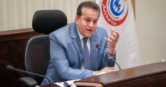 وزير الصحة يتسلم وثيقة من موسوعة "جينيس" بتحقيق أكبر رقم قياسي للتوعية بالسرطان في العالم