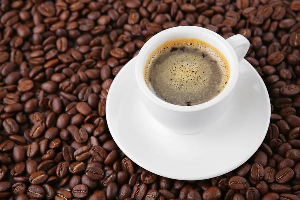 لـ 4 أسباب لا تشرب القهوة قبل الإفطار 