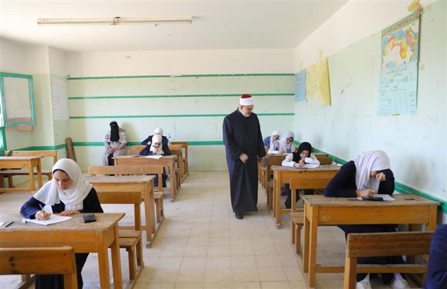 وكيل الأزهر يتفقد لجان الشهادة الثانوية الأزهرية للقسم العلمي في مادة الكيمياء