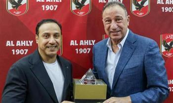 الخطيب يهدي رئيس الاتحاد السعودي للكاراتيه درع وعلم الأهلي