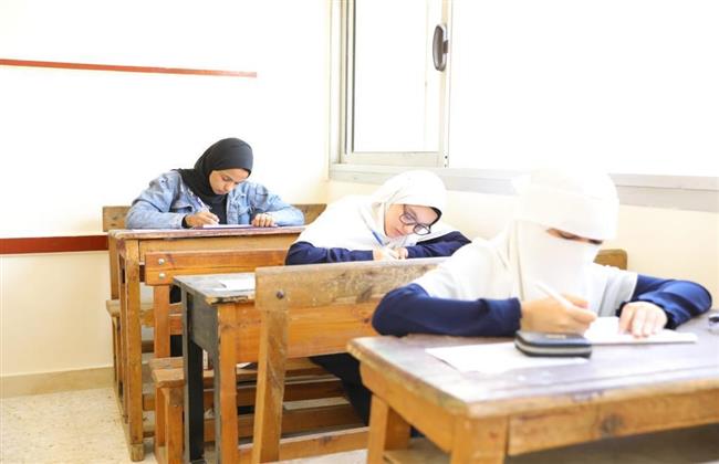 طلاب الشهادة الثانوية الأزهرية يؤدون الامتحانات في مادتي اللغة الإنجليزية والتاريخ 