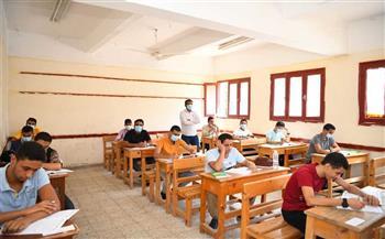 طلاب الثانوية العامة يؤدون امتحان الكيمياء والجغرافيا.. اليوم