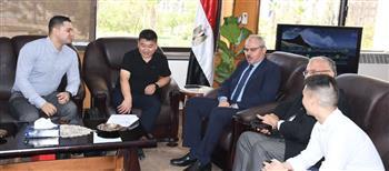 رئيس جامعة القناة يلتقي المدير الإقليمي لشركة JUSHI الصينية العالمية لبحث سبل التعاون