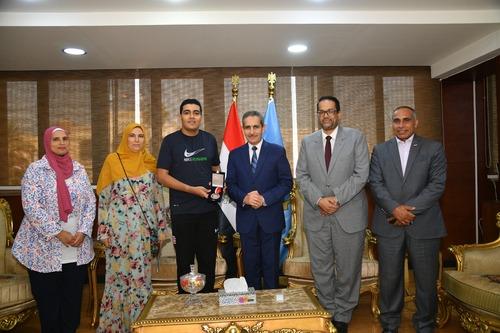 محافظ الغربية يكرم الطالب الفائز بالمسابقة الوطنية لتمثيل مصر بالولايات المتحدة