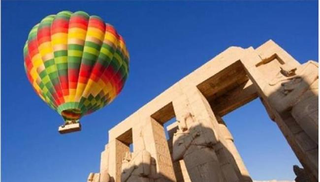 33 رحلة بالون طائر على متنها 790 سائحا في نزهة ترفيهية بسماء الأقصر