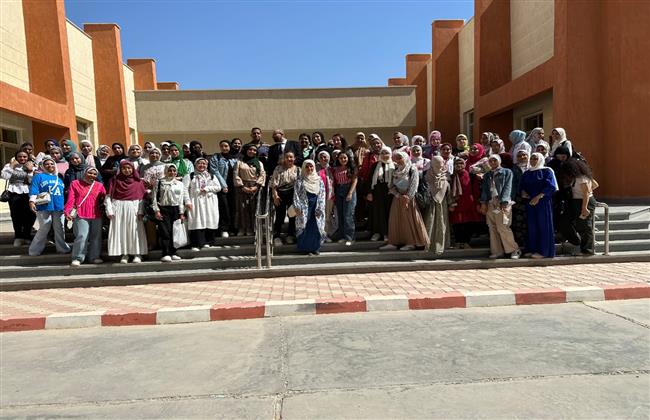 طلاب طب وجراحة جنوب الوادي الأهلية ينظمون ممرا شرفيا لمدير البرنامج