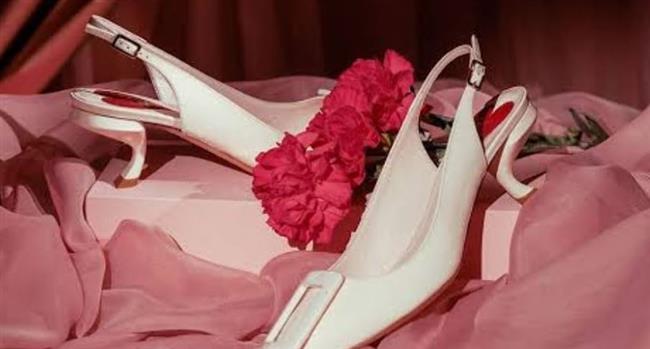 روجير فيفييه تحتفل بمرور 60 عامًا على اختراع كعب الـ Virgule