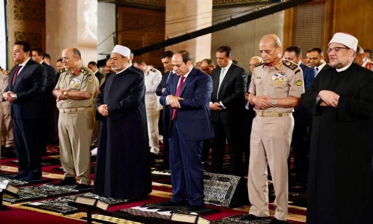الرئيس السيسي يؤدى صلاة العيد فى مسجد القوات الجوية