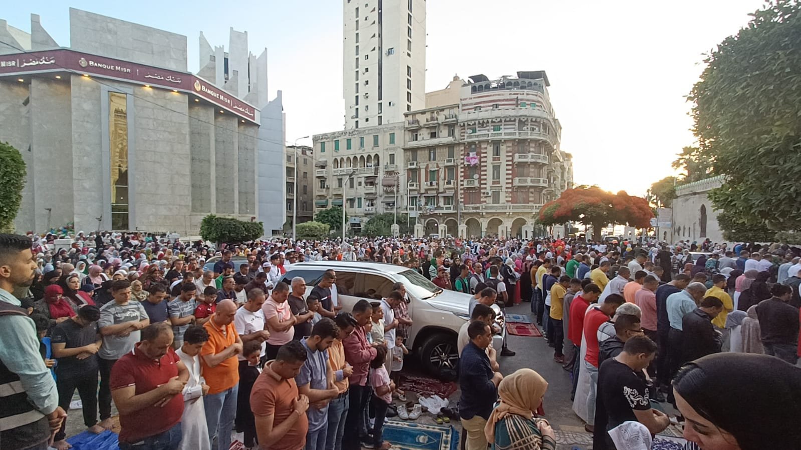 الآلاف يؤدون صلاة عيد الأضحى المبارك