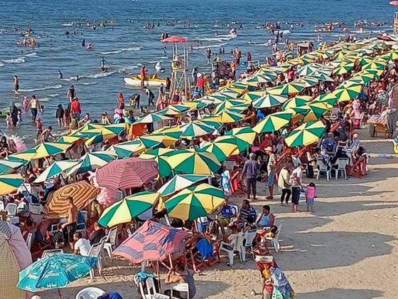 زحام شديد على الشواطئ برأس البر ودمياط الجديدة أول أيام العيد