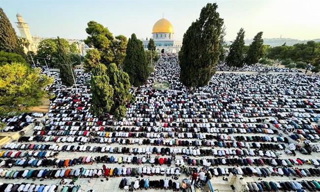 100 ألف فلسطيني يؤدون صلاة عيد الأضحى في رحاب المسجد الأقصى