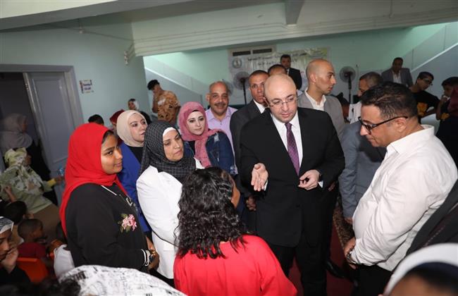 محافظ بنى سويف يوزع الهدايا على الاطفال الأيتام لأدخال البهجة على نفوسهم أول أيام العيد