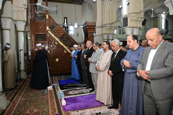 محافظ قنا يؤدى صلاة عيد الأضحي المبارك بمسجد العارف بالله سيدى عبدالرحيم القنائى 