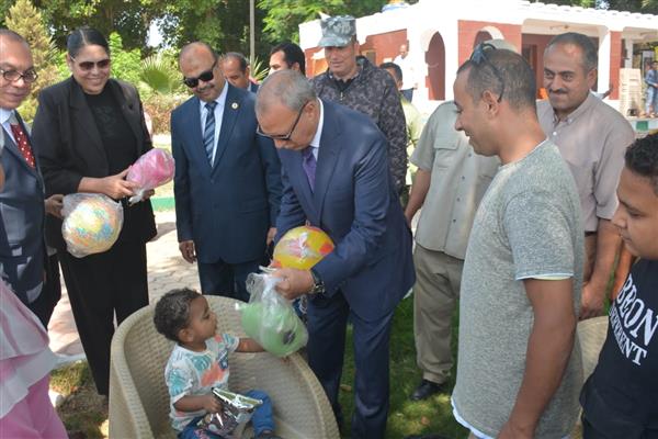 إحتفالا بعيد الأضحى المبارك.."الهجان" يقدم هدايا الرئيس للأطفال والمواطنين بحدائق القناطر الخيرية