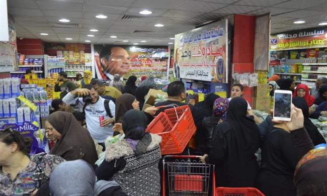 لليوم الـ302 على التوالي.. إقبال كبير على منافذ "كلنا واحد" لشراء السلع الغذائية