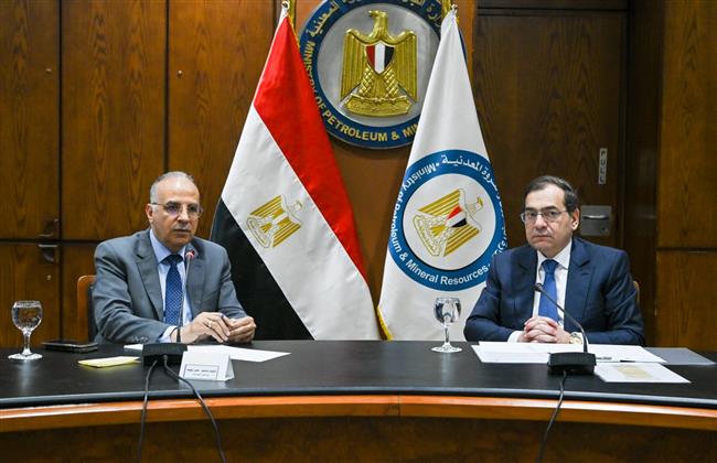 وزيرا «الري» و«البترول» يناقشان توفير احتياجات المياه لمشروعين لإنتاج السولار والميثانول| صور