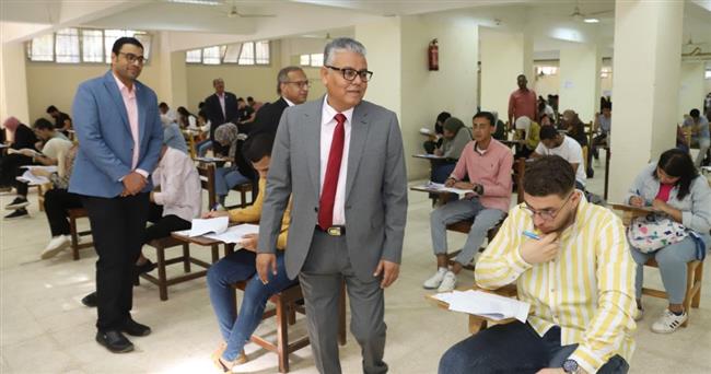 «غرباوى» يؤكد على توفير التهويه ومبردات المياه بلجان امتحانات جامعة جنوب الوادى 