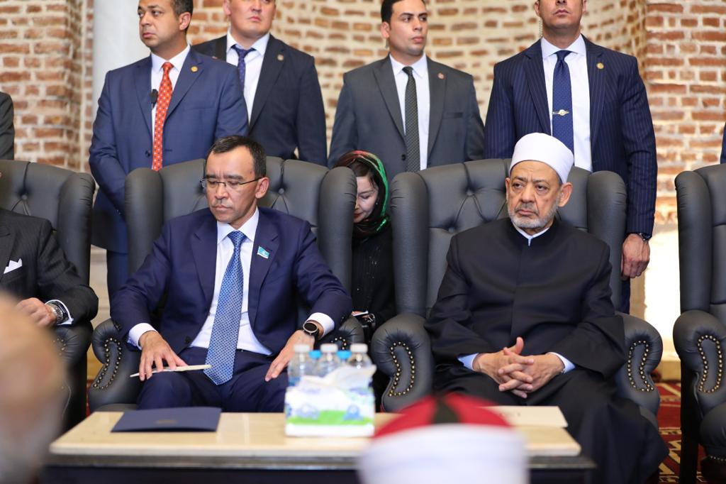 الإمام الأكبر ورئيس مجلس الشيوخ الكازاخي يتفقدان جامع الظاهر بيبرس بعد تجديده