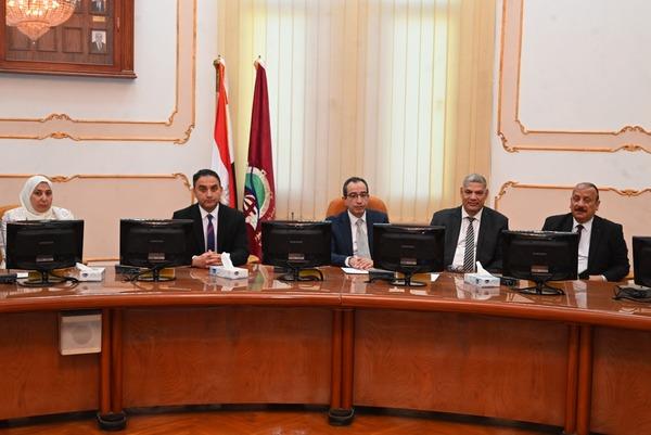 رئيس جامعة الفيوم يستقبل فريق الهيئة القومية لضمان جودة التعليم والاعتماد
