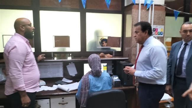 وزير الصحة يقرر صرف شهر مكافأة للعاملين في مستشفى القاهرة الفاطمية 