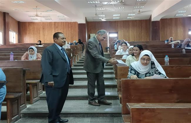 جامعة أسوان: نائب رئيس الجامعة يتابع امتحانات الفصل الدراسي الثاني بكلية الآداب 
