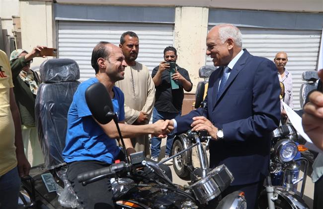 محافظ الجيزة يسلم 57 موتوسيكلا مجهزا طبيا و كرسى كهربائى لذوى الهمم