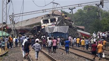   وزير السكك الحديدية الهندي يكشف سبب كارثة القطارين 
