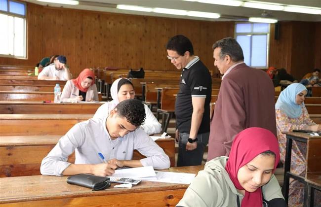 نائب رئيس جامعة بنها يتفقد الامتحانات بـ4 كليات