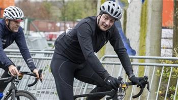   موقف محرج لرئيس وزراء بلجيكا أثناء قيادته دراجته