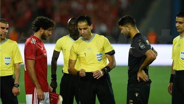 سمير عثمان يفتح النار على حكم لقاء الأهلي والوداد
